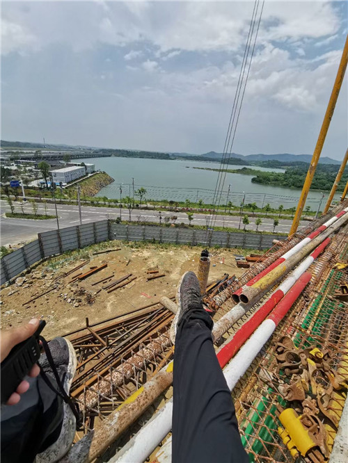 公安县作业中发生设备损坏或人员意外，责任怎么划分？